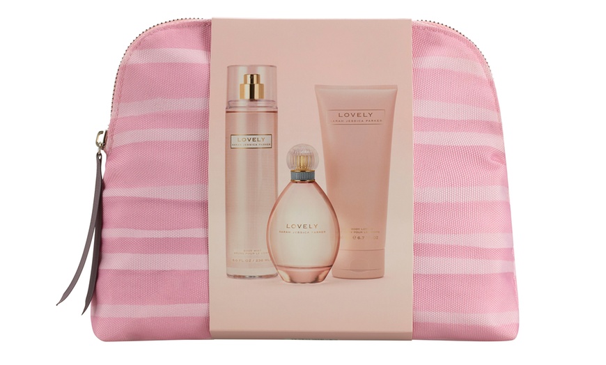 Image 7: Sarah Jessica Parker Born Lovely or Lovely Eau de Parfum Gift Set