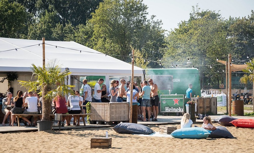 Image 10: Lachen, gieren, botsen en scoren: Bubbel Voetbal voor 4 - 12 personen