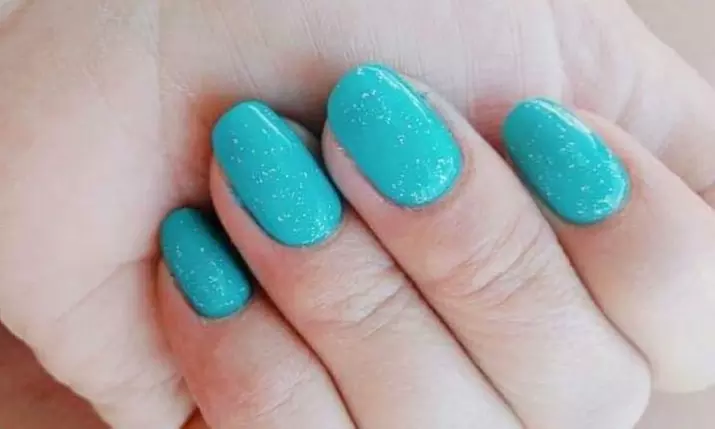 Cuida de tus uñas con una sesión de manicura y/o pedicura clásica con esmaltado semipermanente y ahorra un 43% - Second Medium