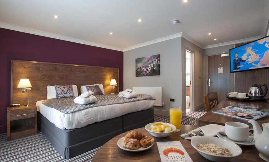 Image 14: Hampshire: 4* Stay with Breakfast