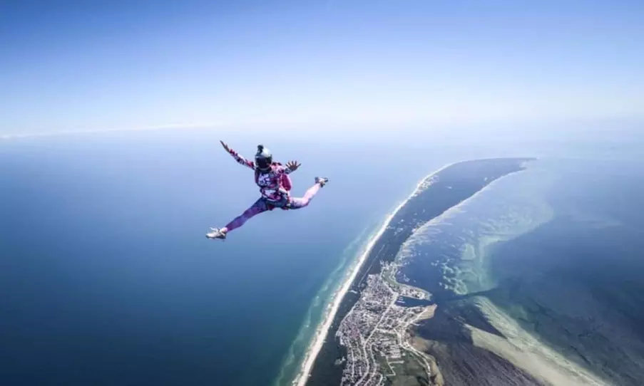 Skok spadochronowy w tandemie z filmem i zdjęciami nad morzem