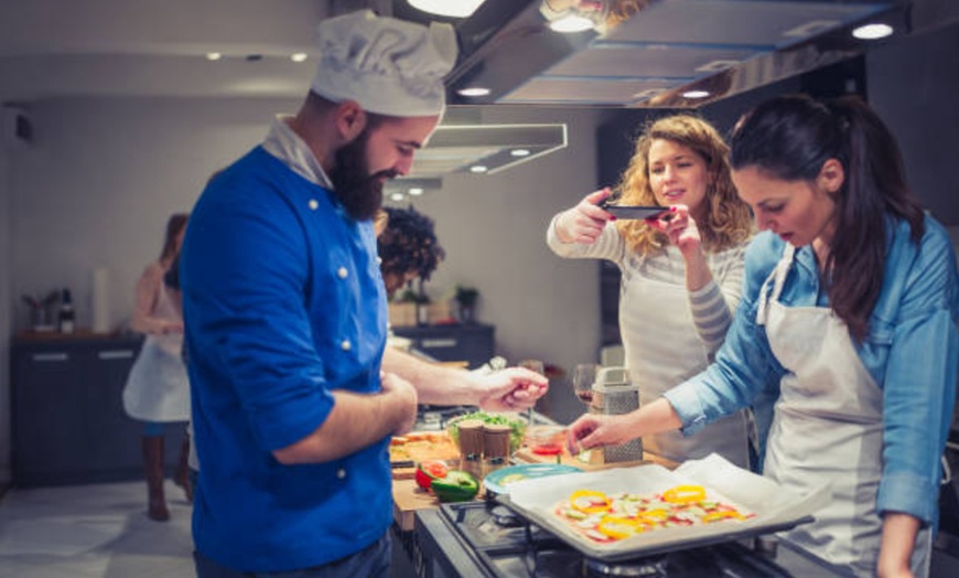 Image 5: ¡Aprende a cocinar! La buena paella o la cocina italiana a tu alcance