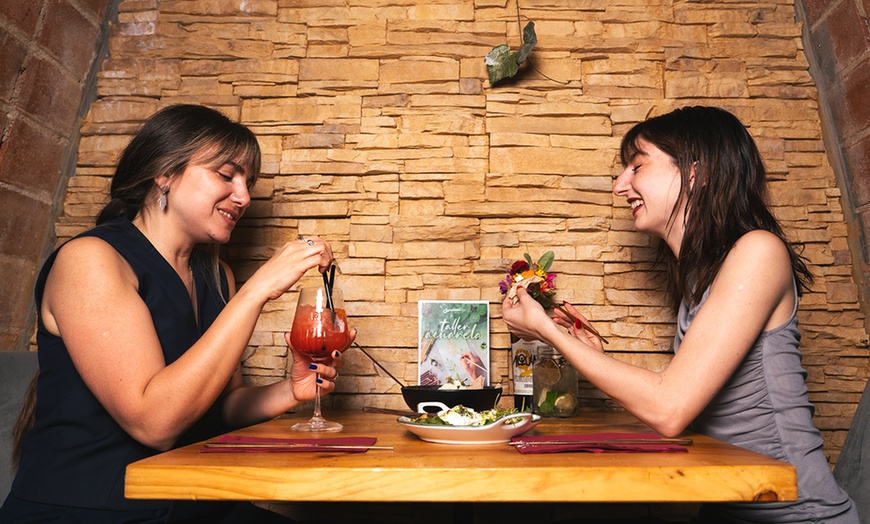 Image 7: Menú mediterráneo para 2 personas con 6 platos a elegir y bebida