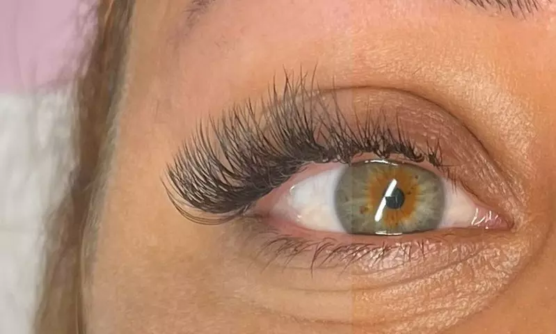 Extension de cils ou Brow Lift des sourcils chez Glow Lashes by Randa