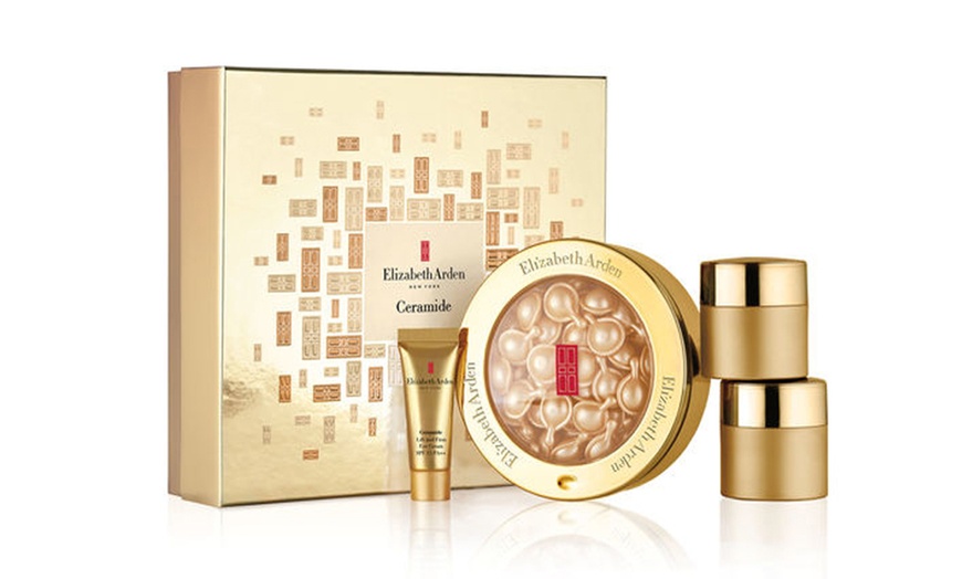 Image 4: Elizabeth Arden Cosmetic Gift Set