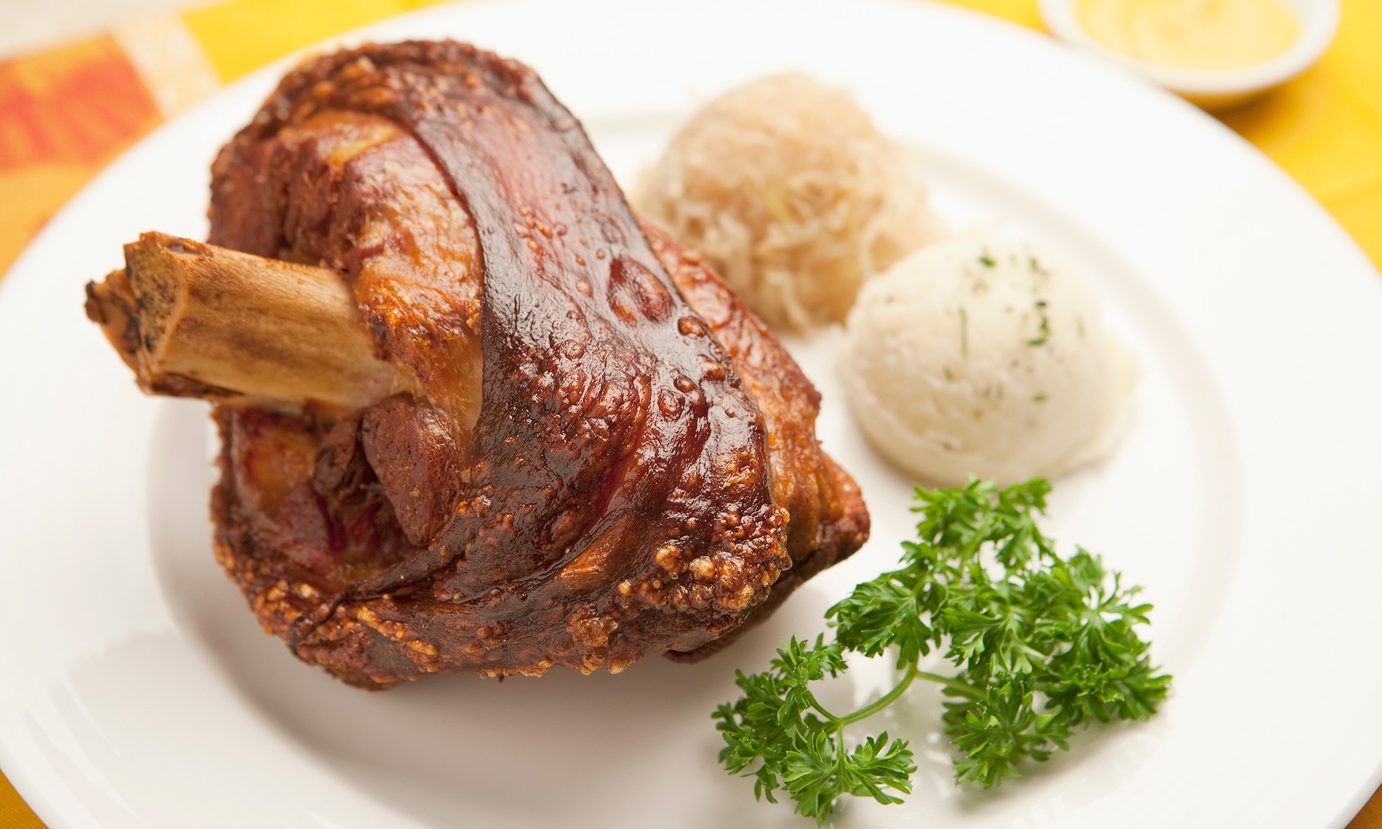 Bayerische Riesen-Schweinshaxe für 2, 4, 6 oder 8 Personen