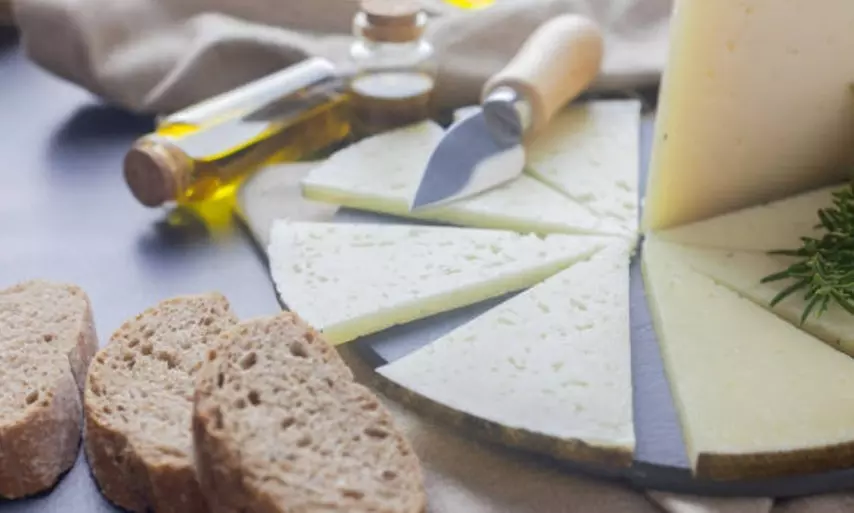 Cata de 4 vinos con tabla de quesos frente al mar para 2 o 4 personas