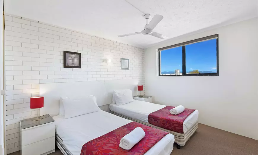 Image 9: Broadbeach: 2N Apartment Stay with Wine