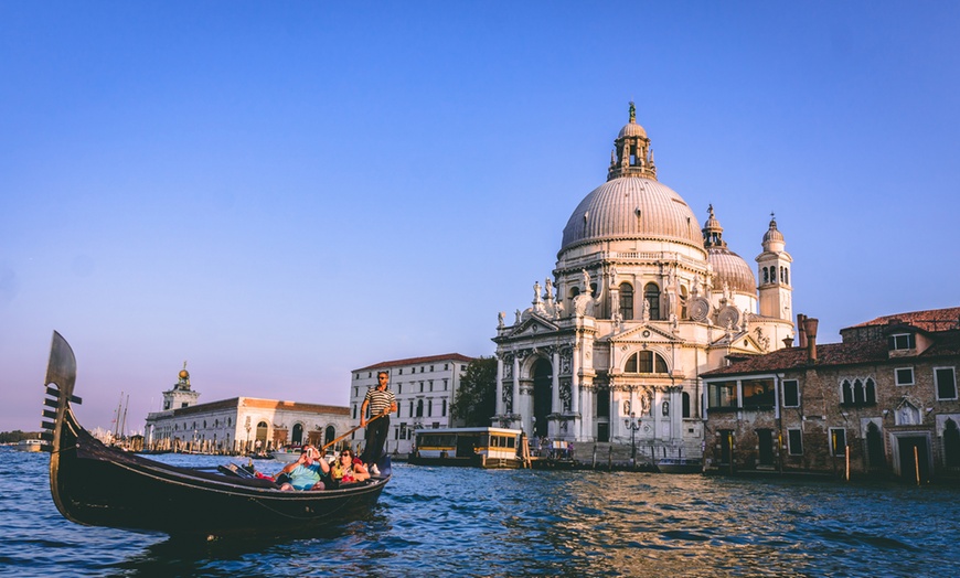 Image 9: Venice: Deluxe King Room with Breakfast