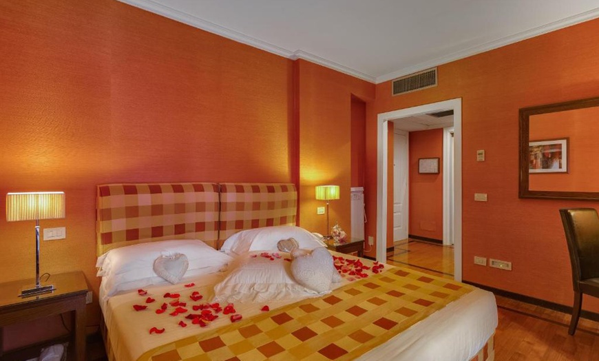 Image 3: Florence: Romantic Double Room with Breakfast