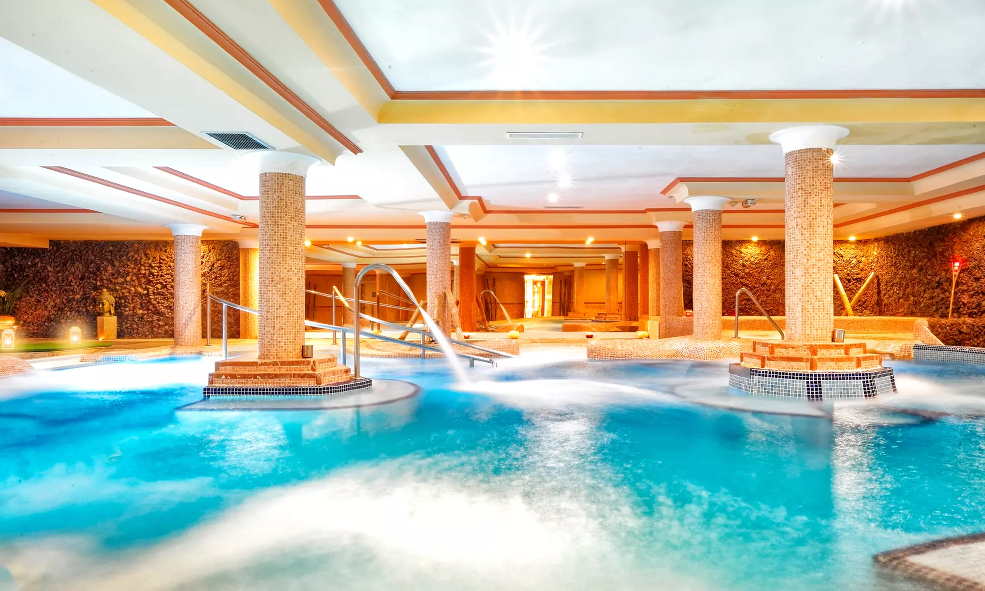 ​Circuito Spa con opción a Spa privado, masaje, zumo, cava y bombones para 2 personas, ahorra hasta un 23% - Primary Image