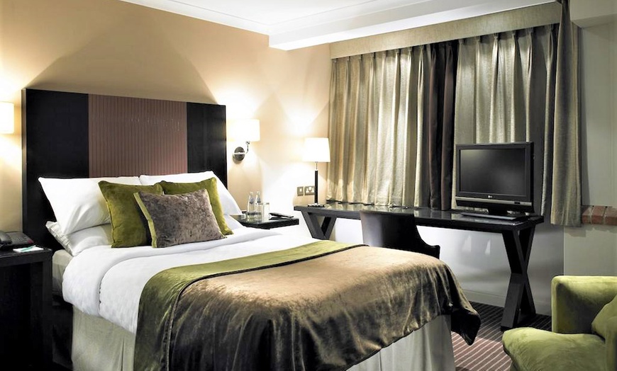 Image 4: Southampton: 4* Deluxe Double Room Stay with Dinner