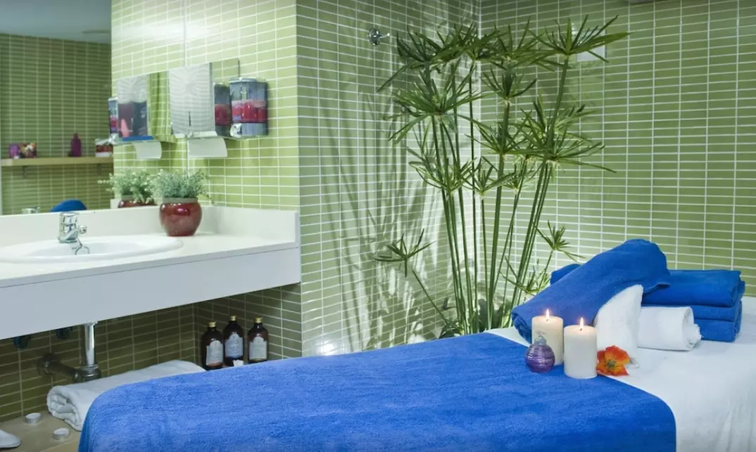 Circuito de spa de 2 horas con opción a masaje, buffet o ambos para 2