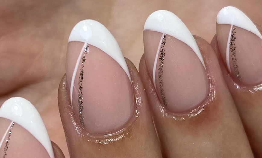 Image 12: Sesión de manicura y/o pedicura con esmaltado semipermanente