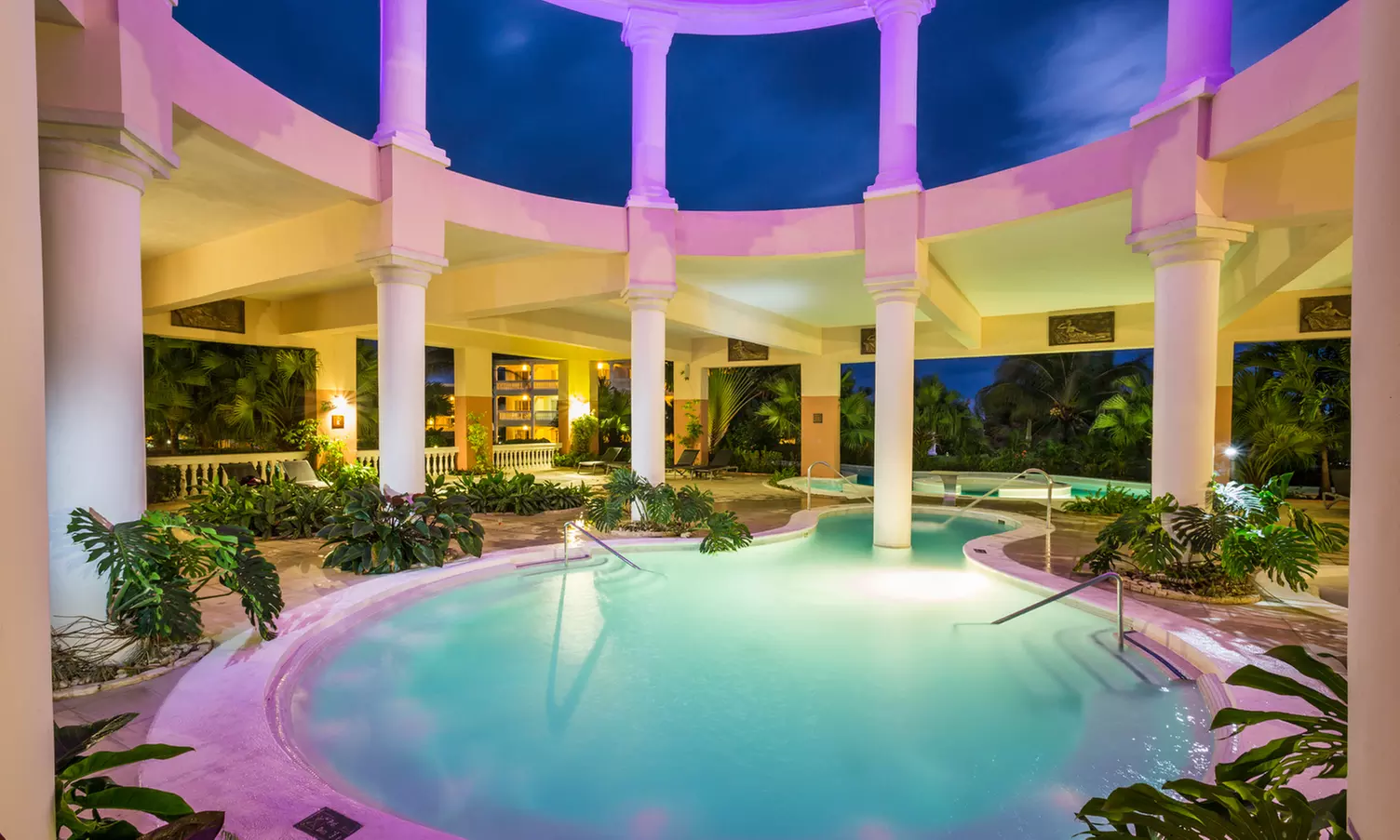 ✈ 4-Night All-Incl Grand Palladium Lady Hamilton Vacation with Air