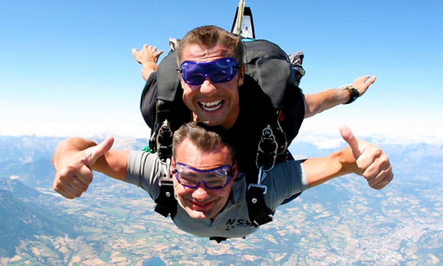 Image 1: Saut en parachute en tandem avec remise de diplôme - 109 Parachutisme