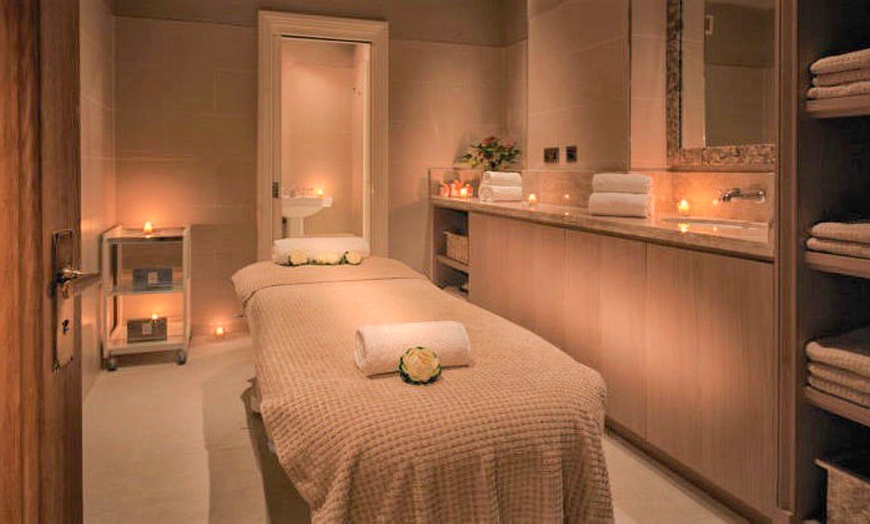 Image 4: 5* Spa Treatment with Champagne