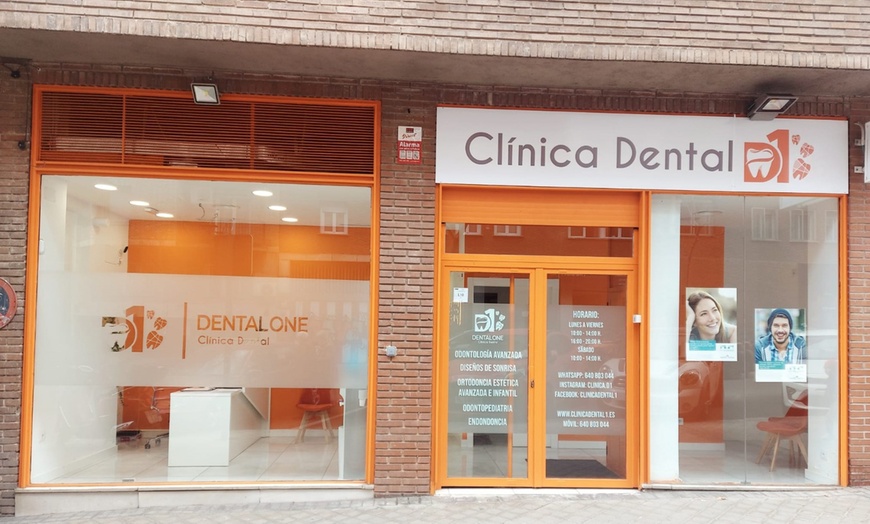 Image 2: Limpieza dental en Clínica Dental One - Clínica Cuatro Caminos