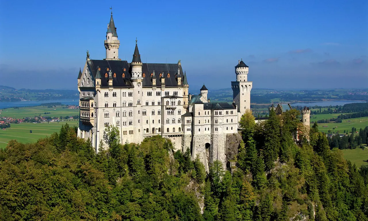 Füssen: 2-4 märchenhafte Nächte für Zwei mit Halbpension im 4* Luitpoldpark Hotel Füssen nah Schloss Neuschwanstein - Primary Image