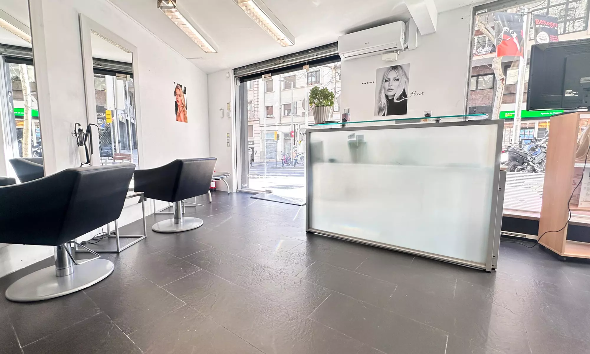 Hasta 50% de dto. en Peluquería - Tinte/Mechas en Prestige Hair