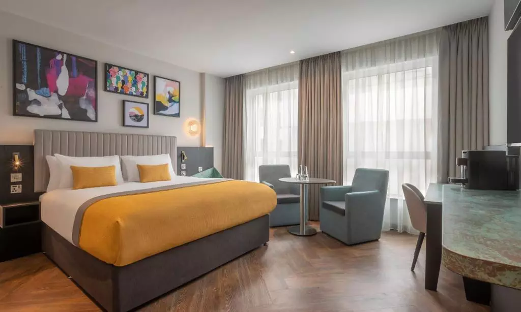 Brighton and Hove: Deluxe Double with Breakfast and Dinner