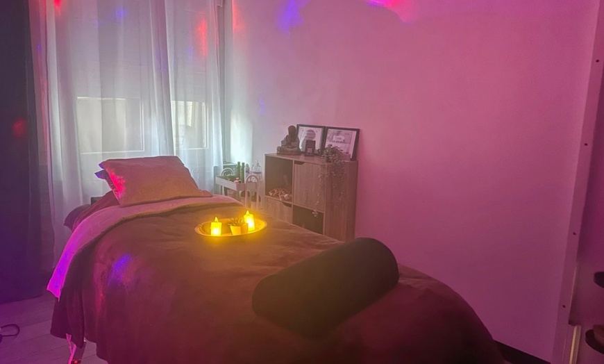 Image 2: massage relaxant Éveil des sens ou massage aux pierres chaudes - 1h