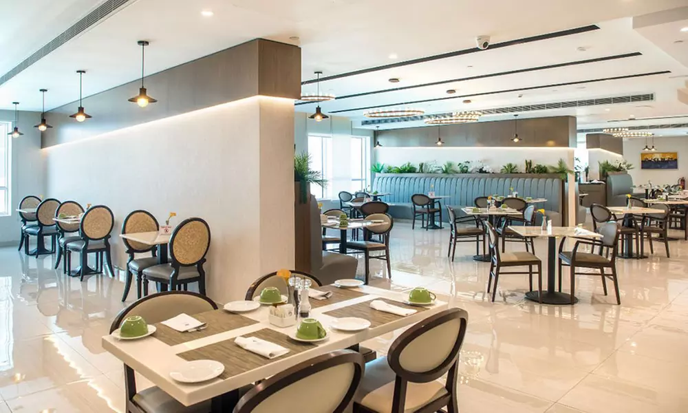 5* Lunch or Dinner Buffet with Pool and Hot Tub Access