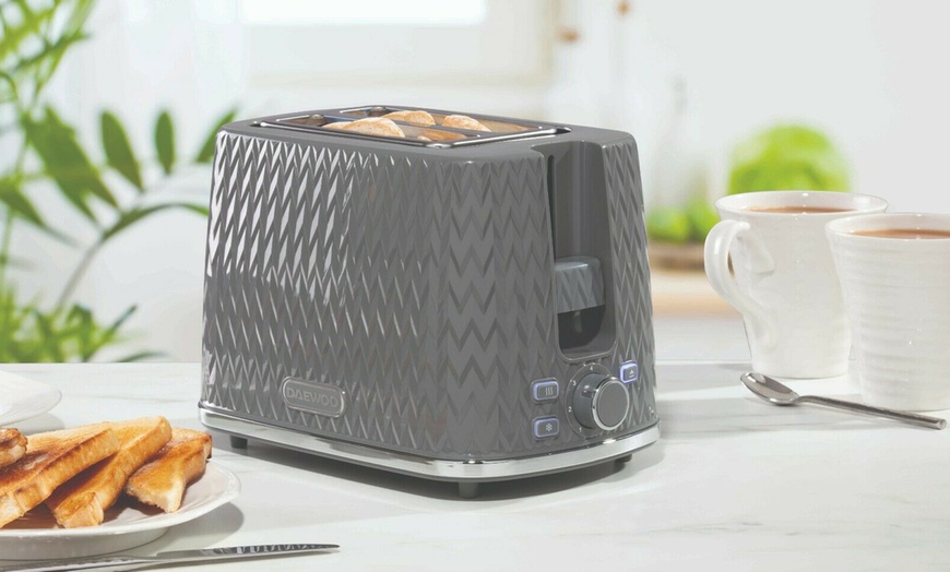 Image 3: Daewoo Argyle Kettle and Toaster Set