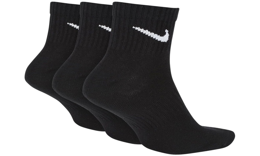 Image 4: Three Packs of Nike Everyday Cushioned Ankle Socks 