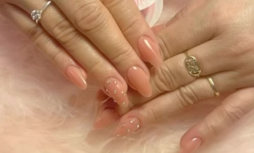 Image 3: Manicura semipermanente a elección con color, francesa o decoraciones 