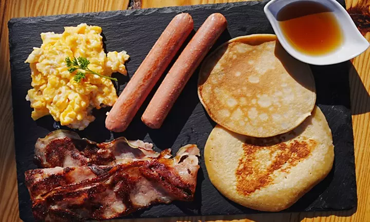 Brunch variado para 2 o 4 con bebidas frías y calientes incluidas