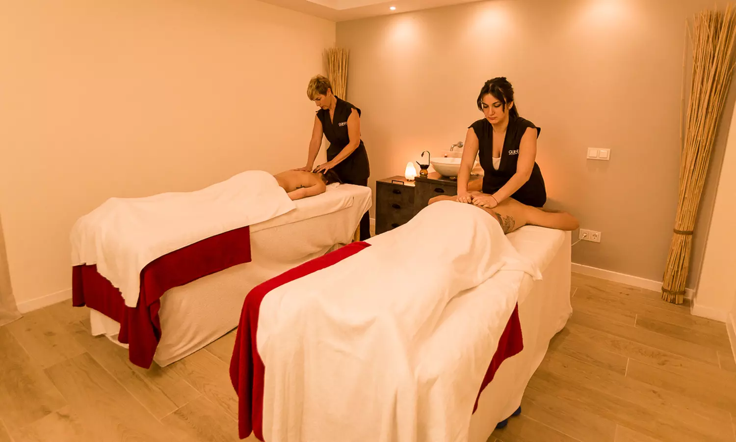 Circuito de spa privado con copa de cava y tratamientos extra a elegir