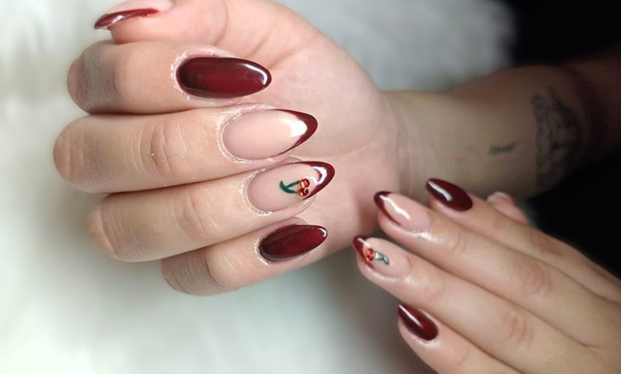 Image 2: Manicura y pedicura: el lujo y la elegancia en cada tratamiento