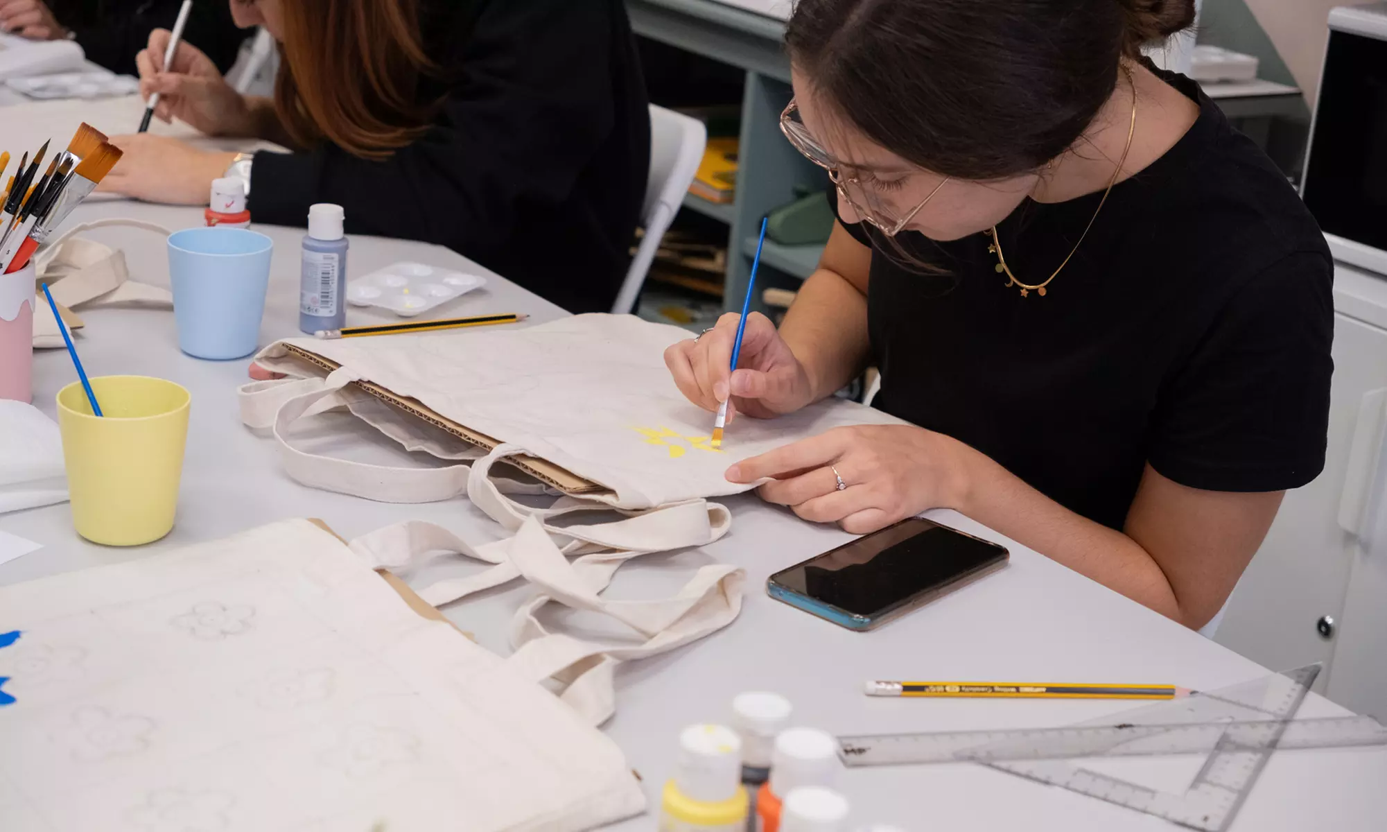 Taller para 1 o 2: pintura de cuadro o tote bag, o clase de maquillaje