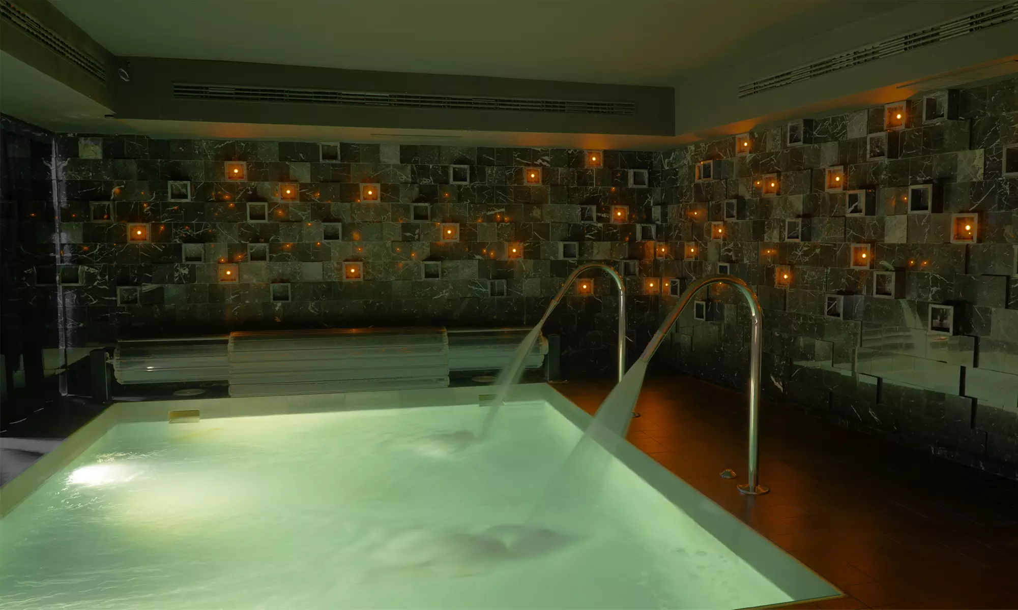 Circuito spa con copa o botella de cava y tratamiento extra para 2