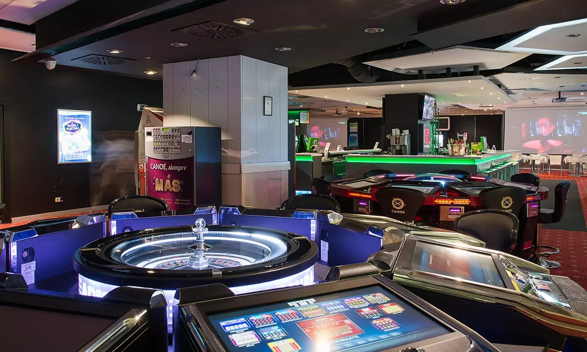 Comilona y diversión: menú con copas, crédito de juego y parking