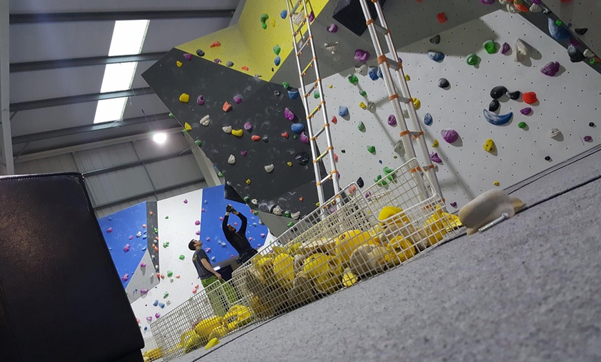 Image 4: One-Hour Indoor Climbing Session