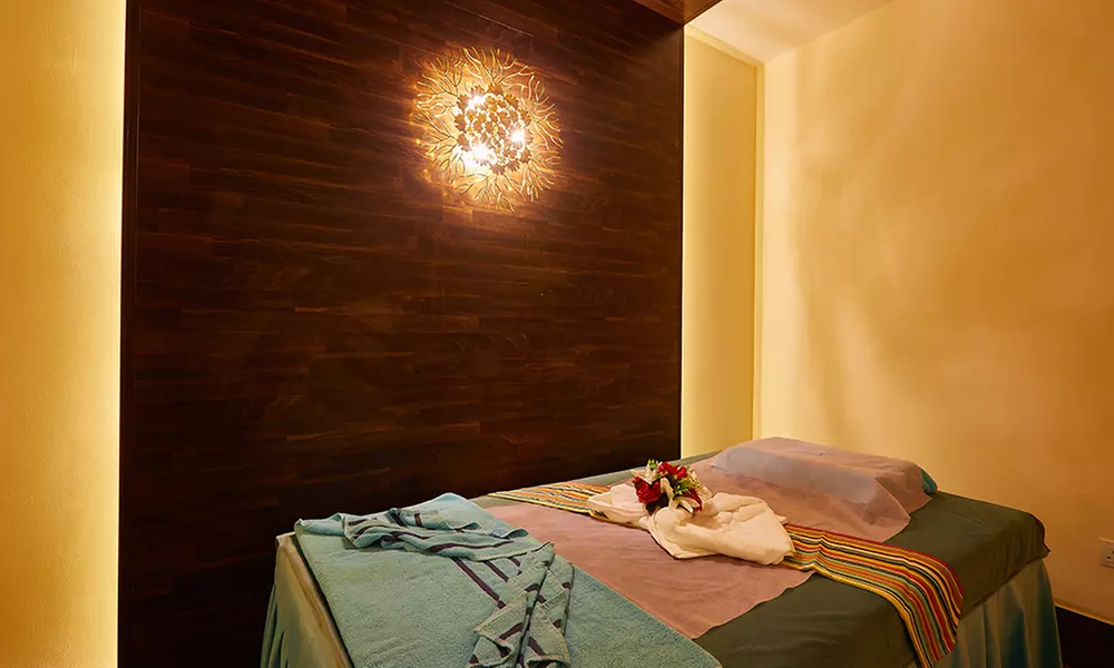 Fujairah: 5* One-Night Stay w/ Optional Breakfast and Dinner Buffet