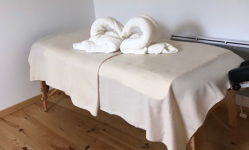 Image 2: Massage d'une zone du corps au choix avec beauté des mains en option