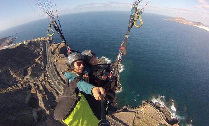 Image 1: Saca tu aventurero interior: vuelo de iniciación al parapente con foto