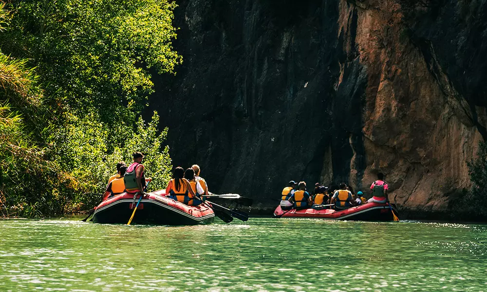 Rafting turístico por el río Segura en el cañón de Almadenes