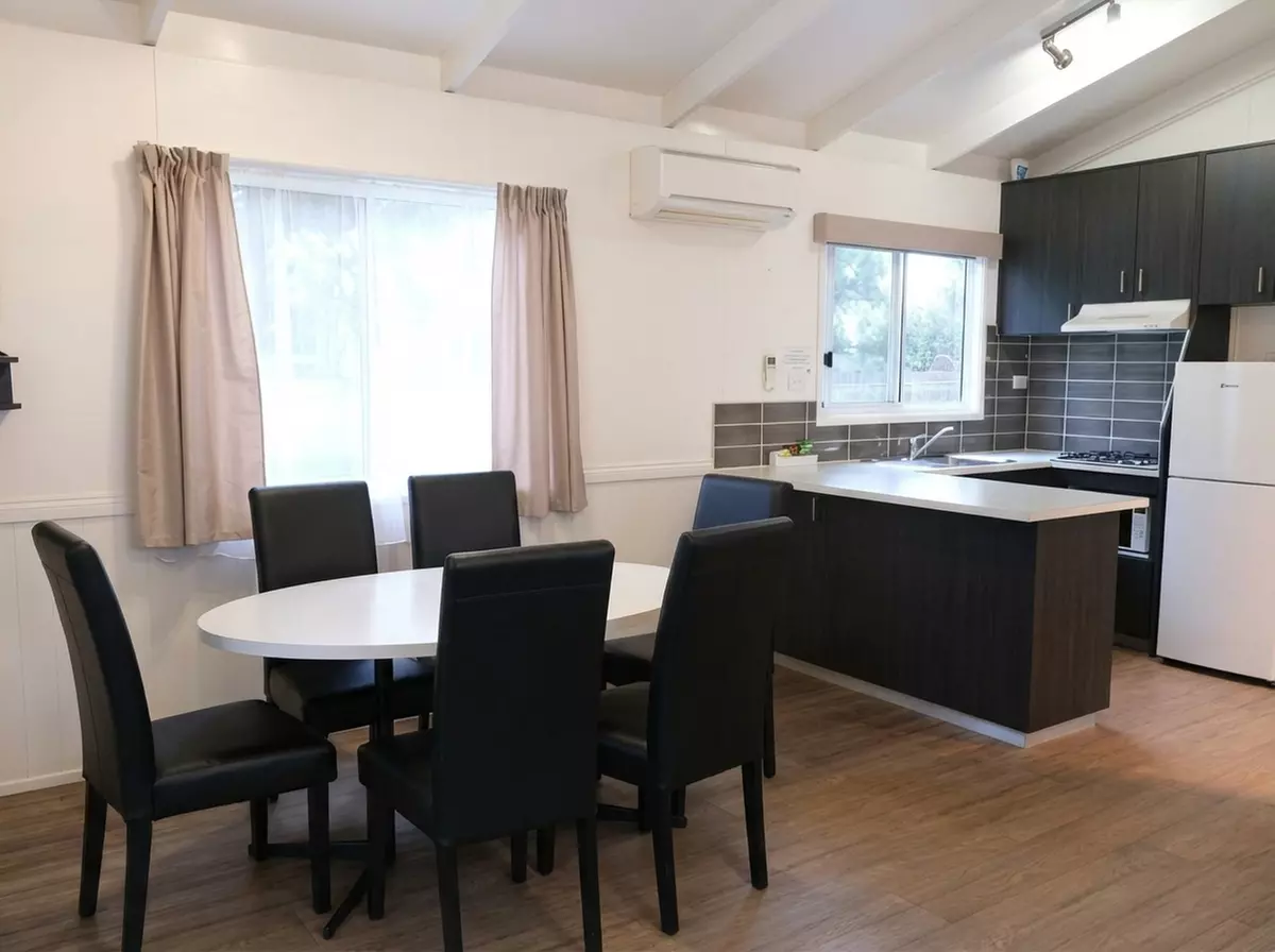 Phillip Island: Deluxe 2 or 3 Bedroom Cabin with Wine & Late Check-out
