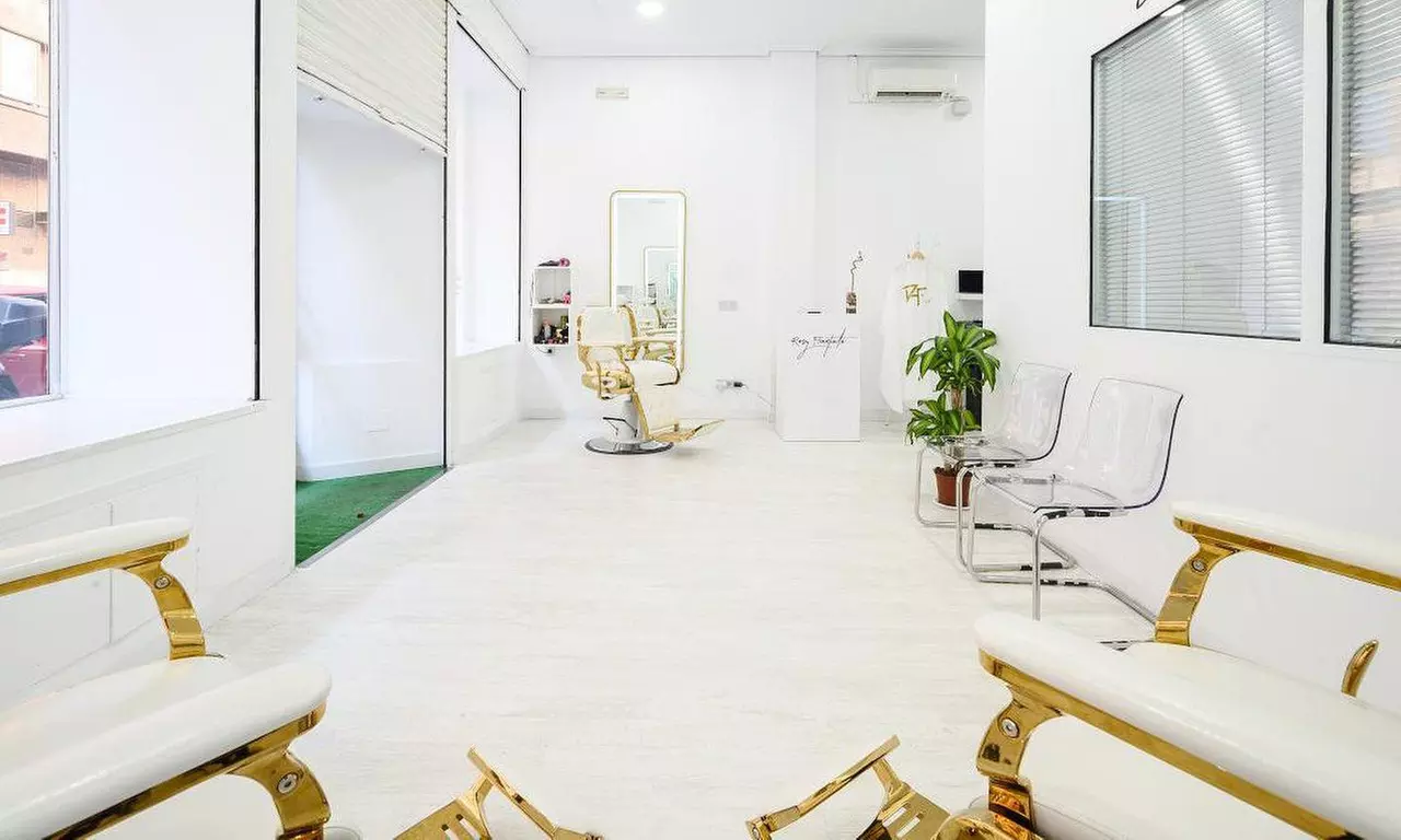 Sesión de peluquería para hombre con corte, peinado y servicios extra