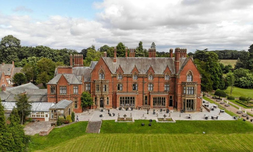 Image 2: Warwickshire: Courtyard Room or Mansion Room with Breakfast & Prosecco