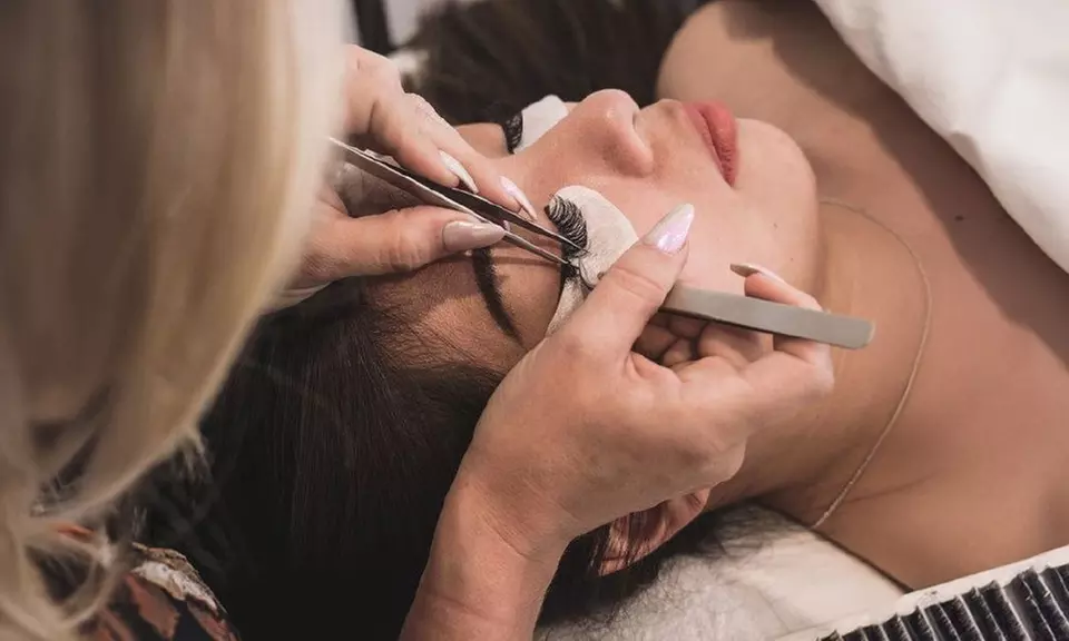 Full Set of Individual Eyelash Extensions with Eyebrow Tinting Service