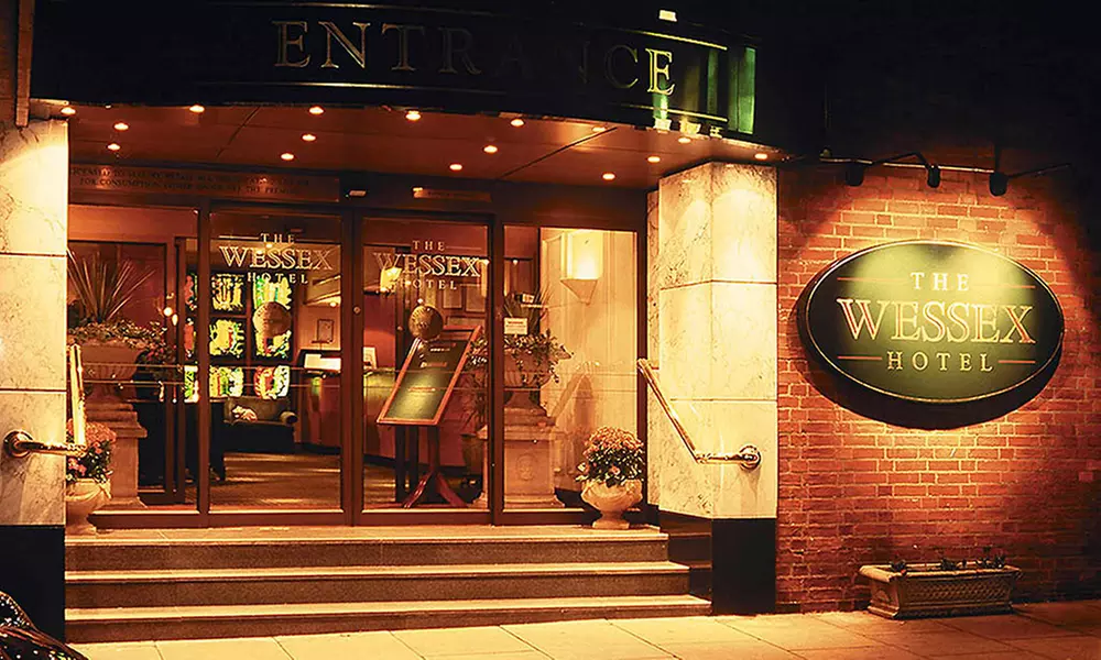 Winchester: 4* Classic Double Room with Breakfast and Late Check-out