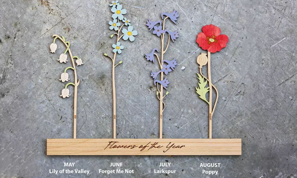 Holzkiste mit Geburtsblumen und Namen