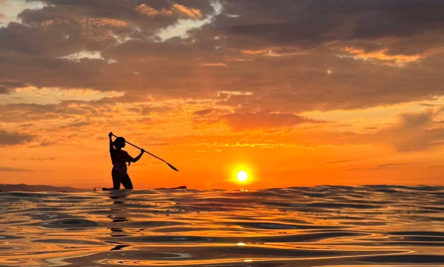 Image 2: ¡Empieza el día de forma diferente! Paddle surf al amanecer con fotos