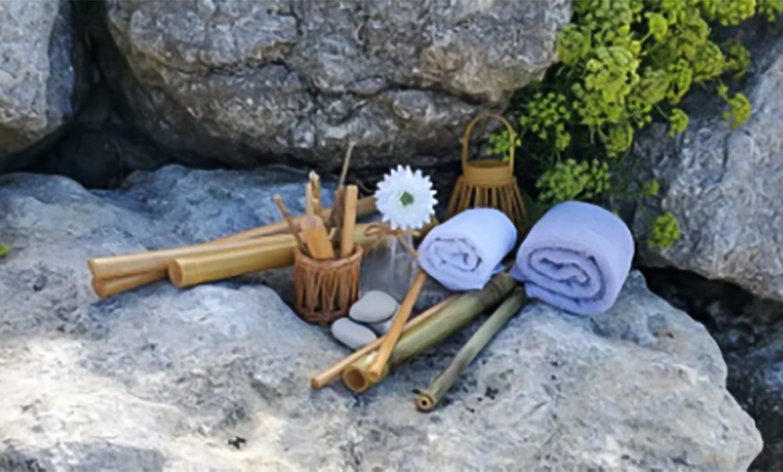 Image 2: Massage californien relaxant ou évasion au bambou de 60 min