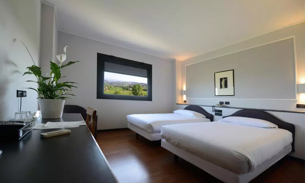 Urbino 4*: camera Comfort o Deluxe con mezza pensione e Spa